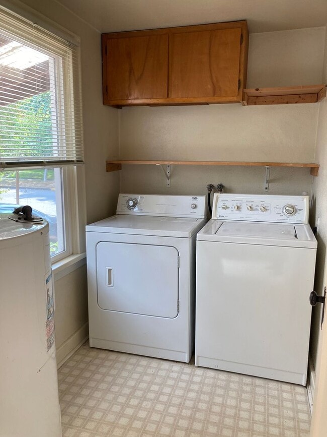 Building Photo - Campus House ~ 3 bedroom, 2 bath