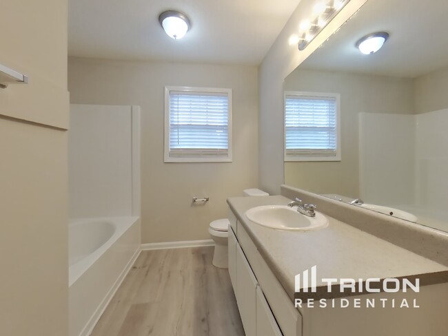 Building Photo - 372 River Trace Dr