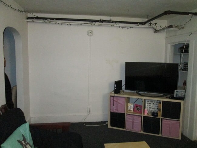 Building Photo - Beautiful two bedroom, heat included, dishwasher