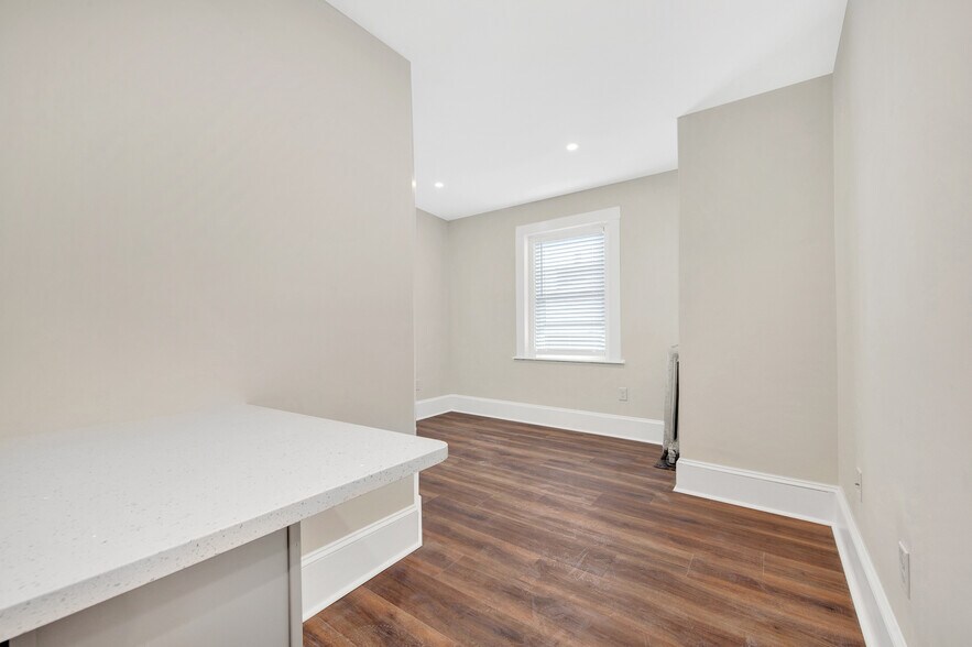 Building Photo - 105 School St