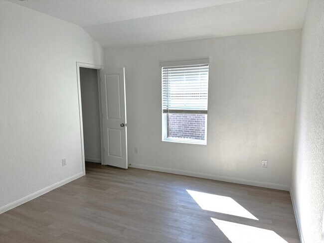 Building Photo - UPGRADED 2359 SF in HIDDEN TRAILS - 4 BR/3...