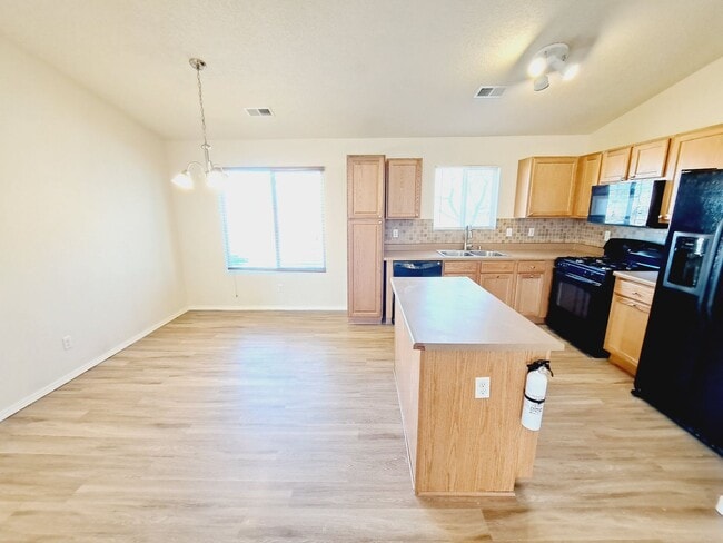 Building Photo - 3 bed 2 bath 1575 sq ft home