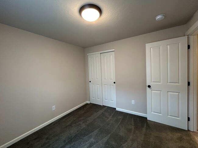 Building Photo - Corner Lot 3 Bed / 2 Bath Home with RV Parking – NW Redmond - PENDING APPLICATION