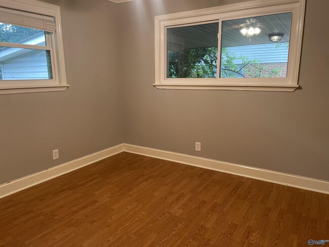 Building Photo - 505 Greenacres Dr NW