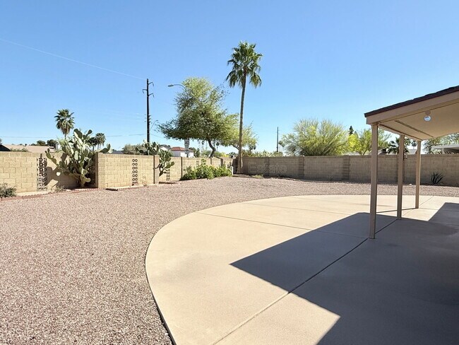 Building Photo - 4536 E Cheyenne Dr