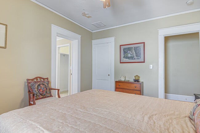 Building Photo - 707 Mayflower Dr