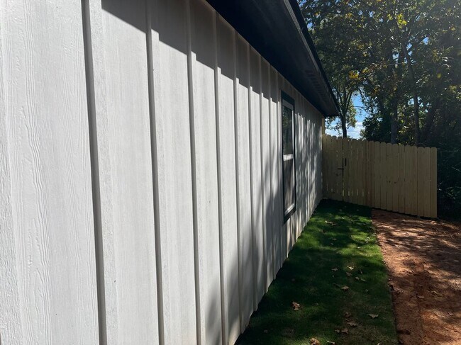 Building Photo - 616 Oak St