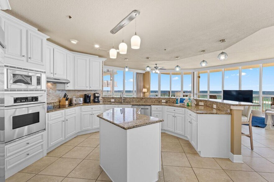 Building Photo - 825 W Beach Blvd