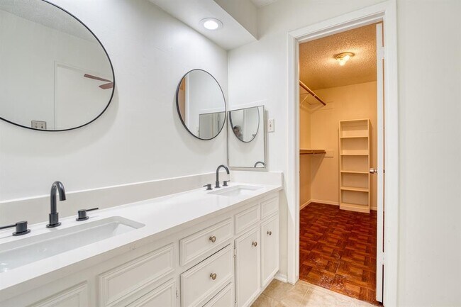 Building Photo - 5860 Sampley Way
