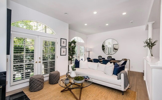 Building Photo - "Charming 1-Bedroom Oasis in the Heart of Encino - Perfect for Your Cozy Retreat!"