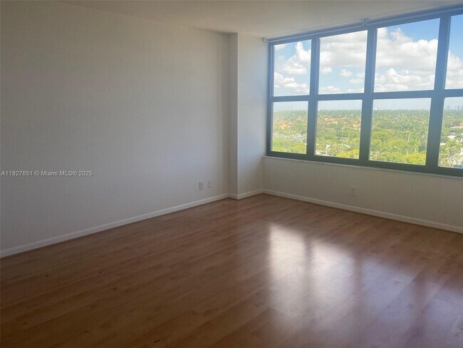 Building Photo - 2500 Parkview Dr