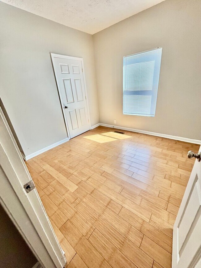 Building Photo - Beautiful Home In Kenwick with Potential 4...