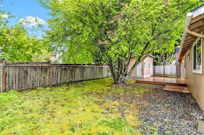 Building Photo - Kirkland Rambler for rent! Contact Jennifer for a showing 4252238096