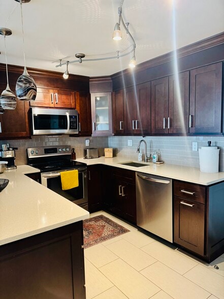 Building Photo - 725 Miller Ave