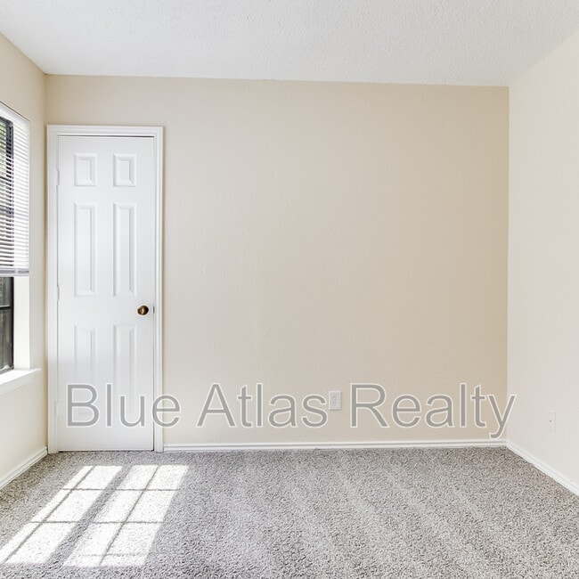 Building Photo - 8133 Foxfire Ln