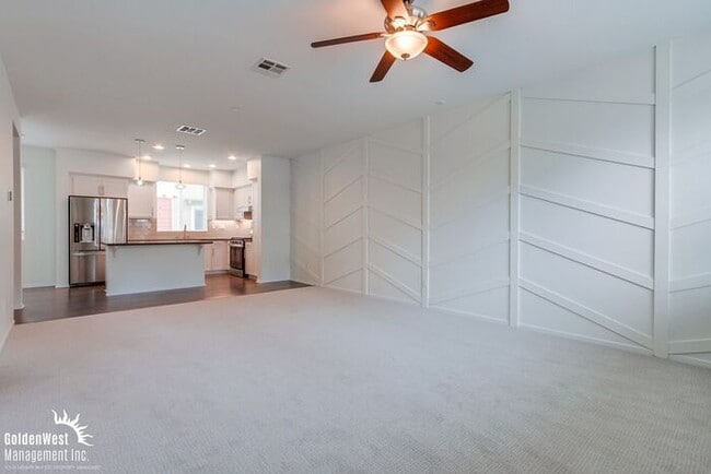 Building Photo - Stylish 3Bdm 4Ba Townhome with Chef’s Kitc...