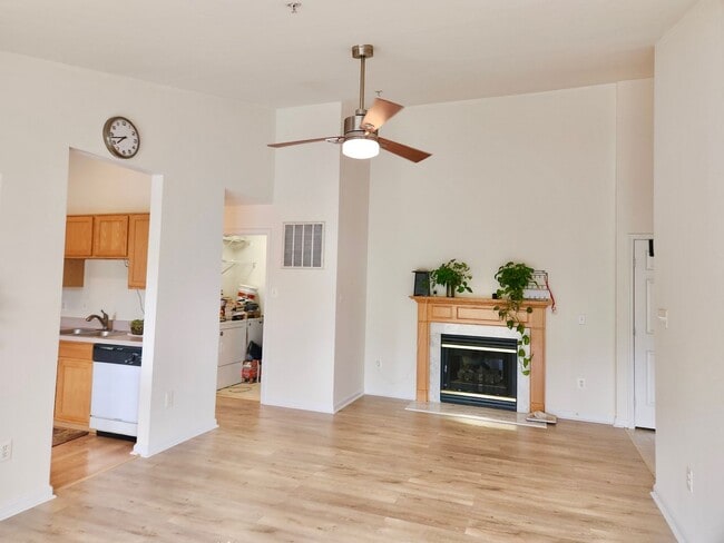 Building Photo - Bright Condo in Convenient Location