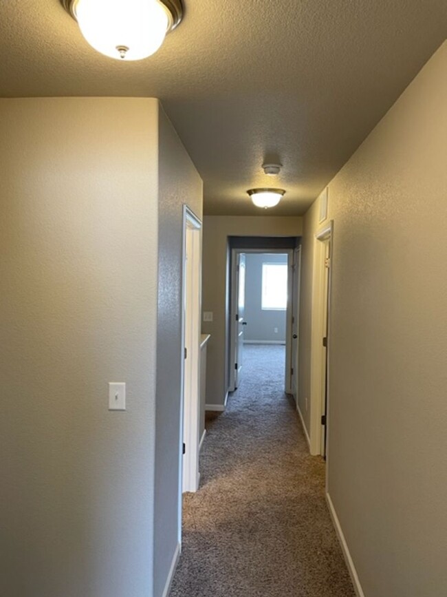 Building Photo - Beautiful 3BD/2.5BA Townhome in The Vistas...