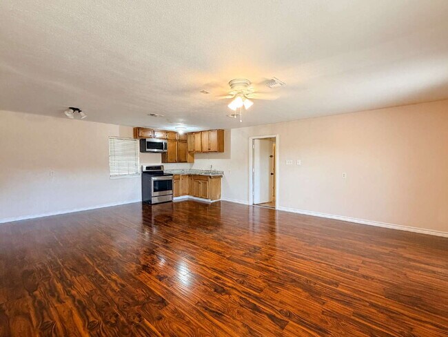 Building Photo - Beautiful 6 bed, 2 bath home in Burleson!