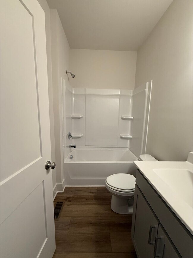 Building Photo - Peaceful City Living close to Everything!