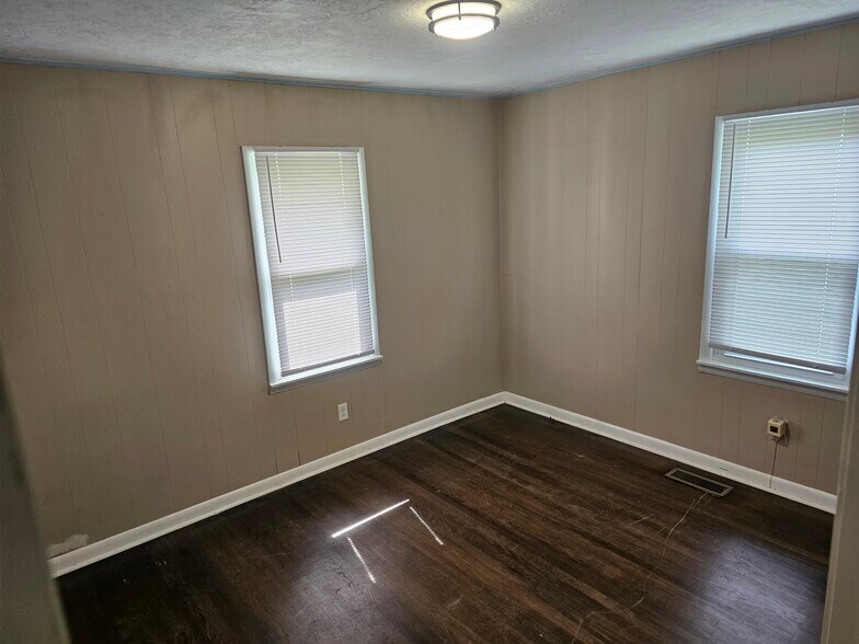 Building Photo - 1927 Lone Oak Rd