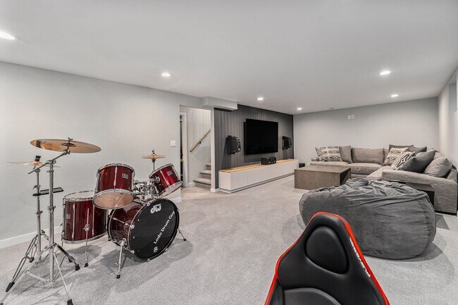 Building Photo - $500 OFF RENT!!!! STUNNING 5BD/3BA Home in...