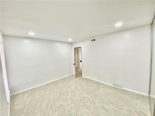 Building Photo - 6910 Hart Ln