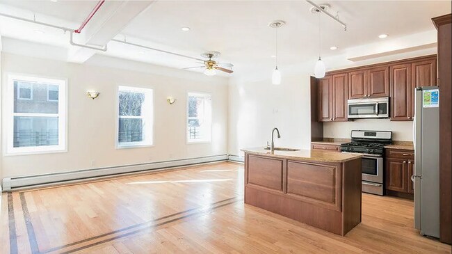 Building Photo - 281 20th St