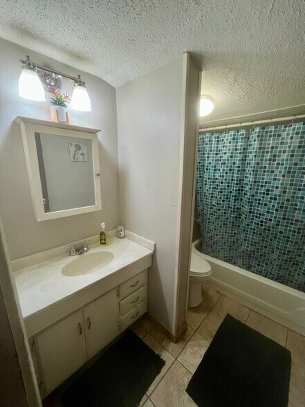 Building Photo - 5546 S Newport Ave