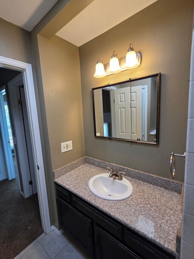 Building Photo - 3 Bedroom 2 Bathroom House With Huge Backy...