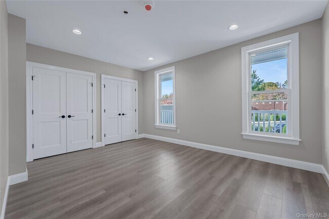 Building Photo - 110 School St