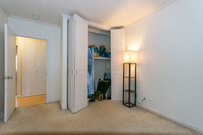 Building Photo - Brighton 3 Bed – Heat & Hot Water Included – 2 Parking Spots – No Fee