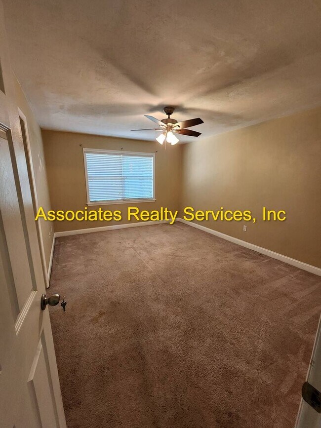 Building Photo - Must See!!! 3/2 in Pine Breeze (NW Gainesville)