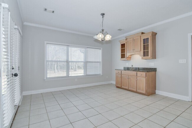Building Photo - Large House on 3.5 Acres in Harlem