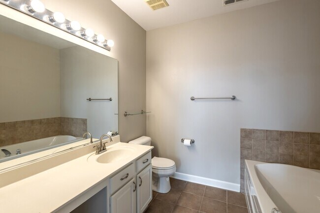 Building Photo - 2641 Loren Ln