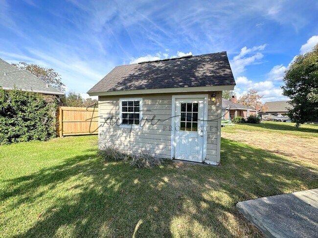 Building Photo - Spacious 4-Bedroom with Custom Finishes in...