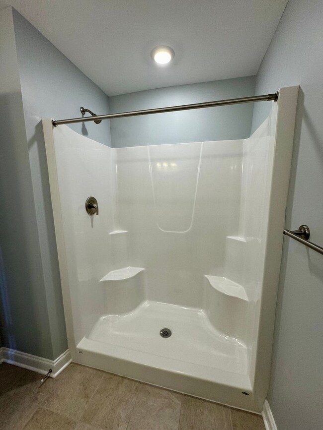 Building Photo - *LIKE NEW!* 3BR/2.5BA Townhouse in Crescen...