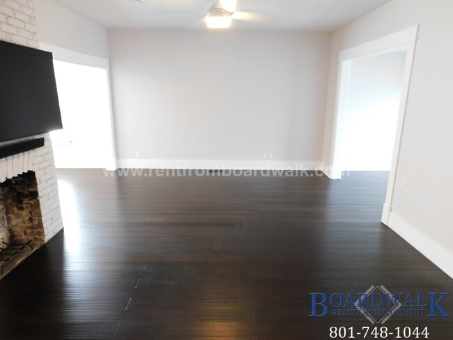 Building Photo - 657 Warnock Ave S