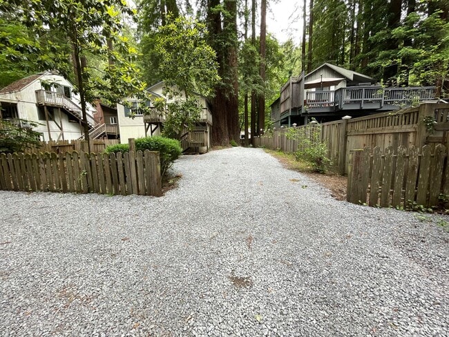 Building Photo - 1045 Sq. Ft. Private Two Bedroom One Bath ...