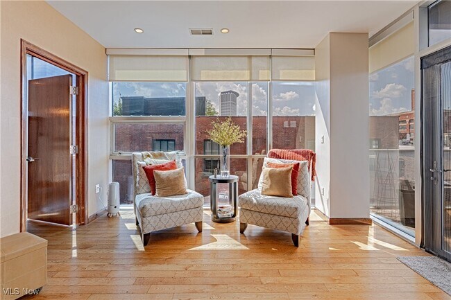 Building Photo - 701 W Lakeside Ave