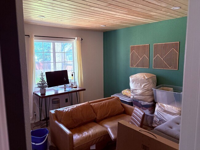 Building Photo - Mountain cabin with garage and fenced backyard