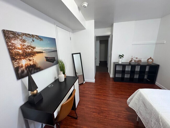 Building Photo - 68 E 200 S