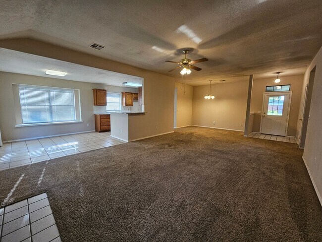 Building Photo - (3) Bed/(2) Bath Available NOW! Pet Negoti...