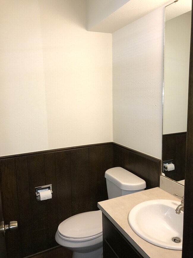 Building Photo - Beautiful 3 bed home for rent in Midwest C...