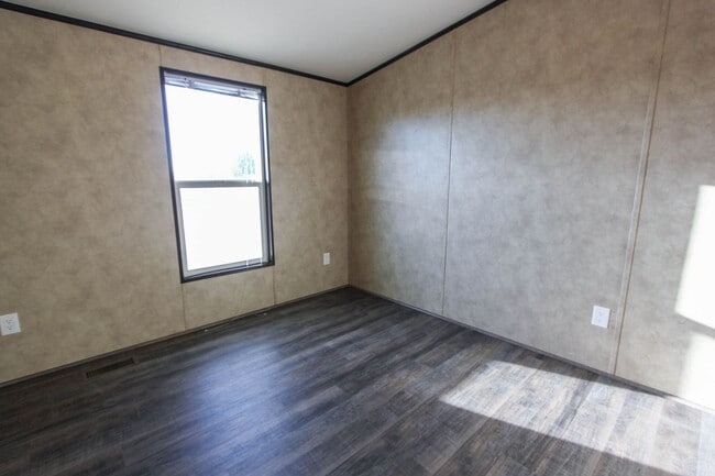 Building Photo - 3 bedroom 2 Bathroom - Horse Property