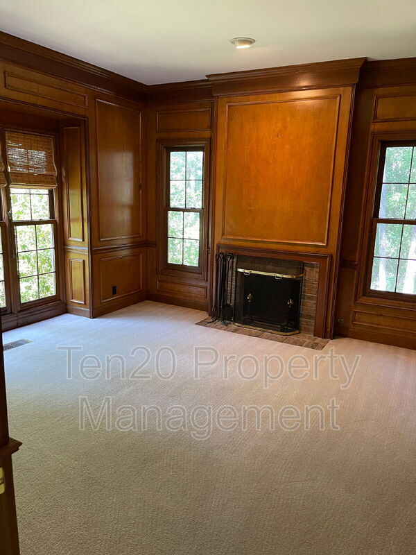 Building Photo - 1544 Glencoe Dr