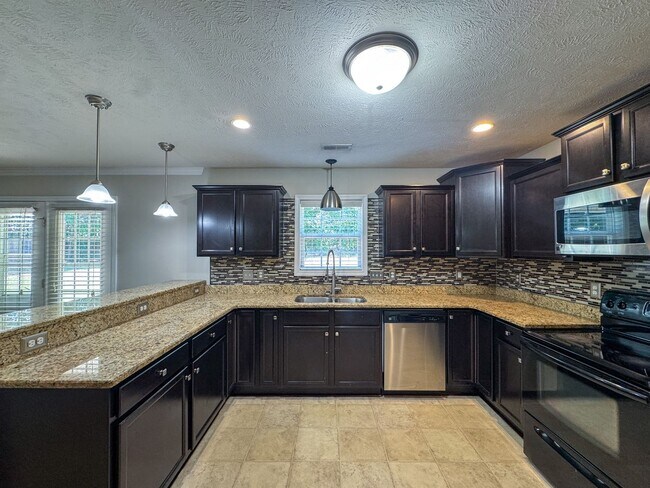 Building Photo - Beautiful 4 Bed 2.5 Bath Home in Raeford