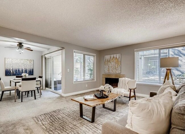 Building Photo - Spacious 2 bedroom 1.75 bath condo Racquet...