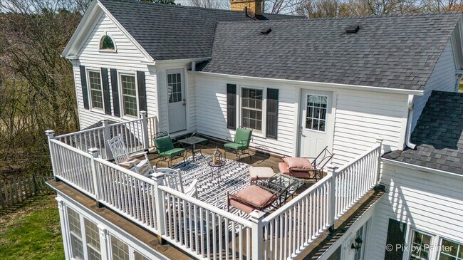 Building Photo - 708 S Rose Farm Rd