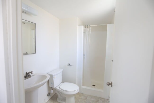 Building Photo - Liliuokalani Plaza – 2 bedroom, 2 bath wit...